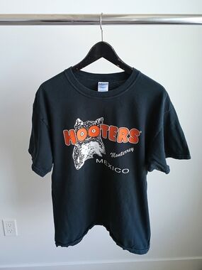 VTG Y2K Hooters Monterrey Mexico T Shirt Large MO Knits Black Double Sided Tee